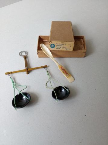 Oude apothekers opium/handweegschaaltje.Bakeliet/messing. beschikbaar voor biedingen
