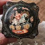 Russisch  Lakdoosje mooie afbeelding  6x3 cm groot, Antiek en Kunst, Ophalen of Verzenden