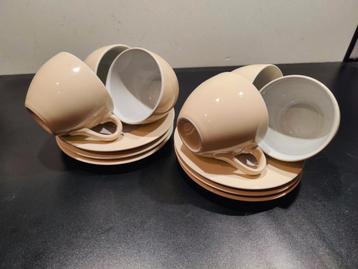 Complete kop en schotel set beschikbaar voor biedingen