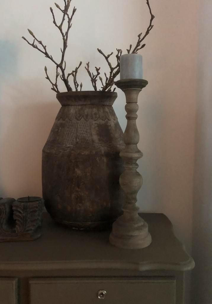 Houten kandelaar sober vergrijst India nepaloosters sleets, Antiek en Kunst, Curiosa en Brocante, Ophalen of Verzenden