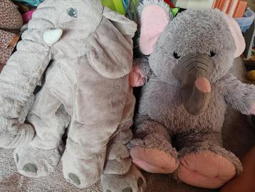 2 grote pluchen olifanten beschikbaar voor biedingen
