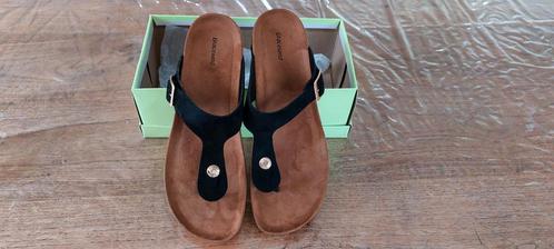 NIEUW Zwarte slippers met goud accenten Graceland maat 42, Kleding | Dames, Schoenen, Nieuw, Slippers, Zwart, Ophalen of Verzenden
