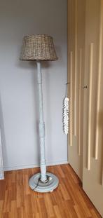 Vloerlamp hout met rieten kap, Huis en Inrichting, Lampen | Vloerlampen, Ophalen, Gebruikt, Hout, Landelijk of brocante