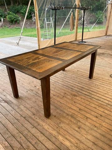 Tafel beschikbaar voor biedingen