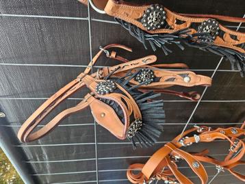 Nieuw western hoofdstel met teugels en bijpassend borsttuig beschikbaar voor biedingen