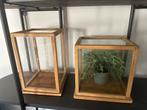 Twee houten vitrinekastjes / stolpen, Huis en Inrichting, Woonaccessoires | Stolpen, Ophalen of Verzenden, Zo goed als nieuw