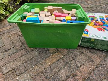 Krat vol met houten blokken en kunststof blokken  beschikbaar voor biedingen