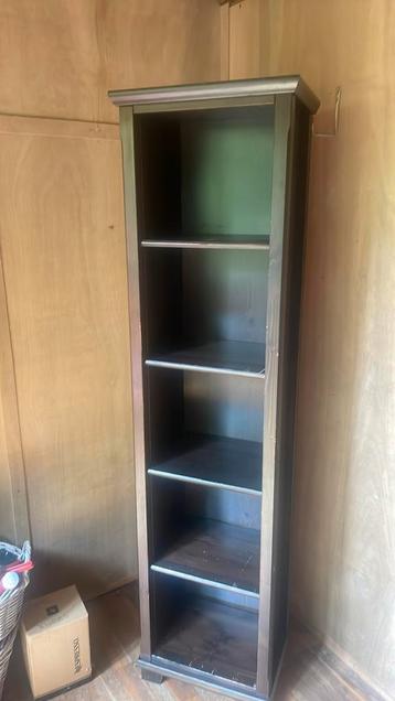 Boekenkast beschikbaar voor biedingen