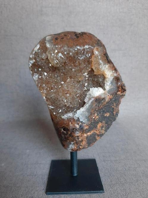 Prachtige rotsagaat op standaard rots agaat, Verzamelen, Mineralen en Fossielen, Mineraal, Ophalen of Verzenden