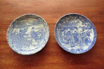 2 borden om op te hangen - Japans, beschilderd, geglazuurd beschikbaar voor biedingen