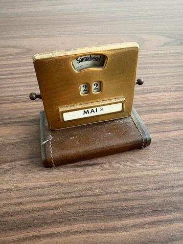 Vintage mechanische eeuwigdurende kalender beschikbaar voor biedingen