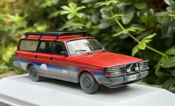 Stoffige Volvo 240 Polar Artic SandlundArt rood beschikbaar voor biedingen