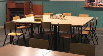 Set van 6 tafels en 13 stoelen beschikbaar voor biedingen