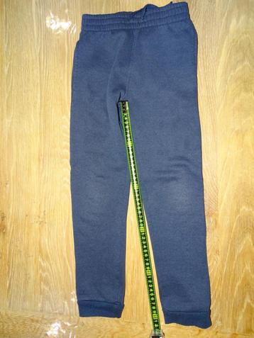Joggingbroek maat 122 beschikbaar voor biedingen