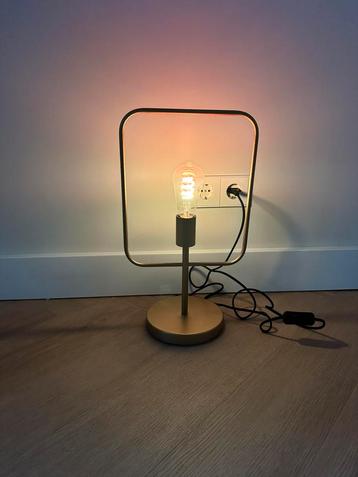 Moderne tafellamp met Calex smart filamentlamp – goudkleurig beschikbaar voor biedingen