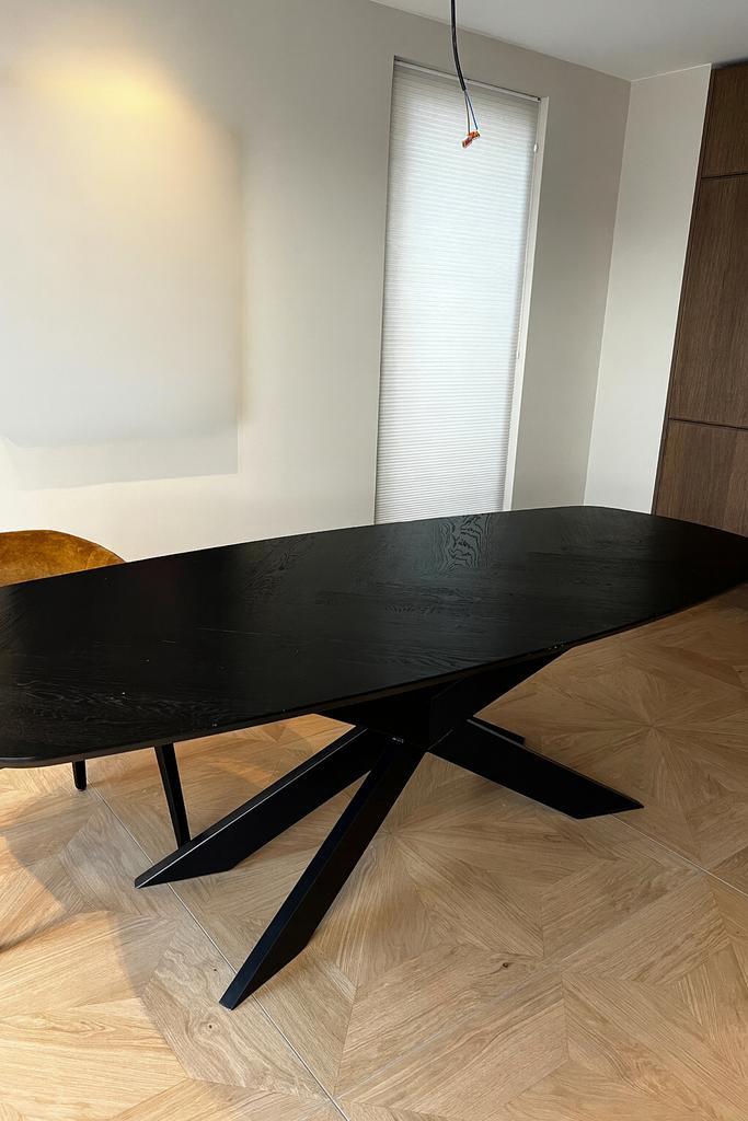 Moderne eetkamertafel met ovale vorm & visgraat motief., Huis en Inrichting, Tafels | Eettafels, Zo goed als nieuw, 100 tot 150 cm