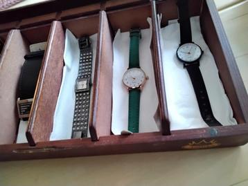 Houten horloge kist met inhoud,  beschikbaar voor biedingen
