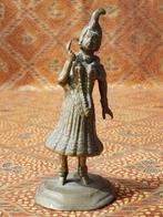 Mooi antiek brons beeldje uit Tibet van een vrouw 10,5 cm.