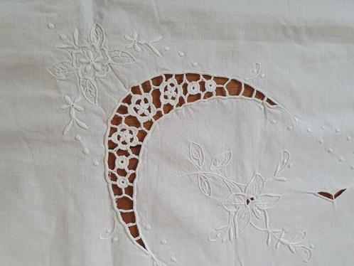 Twee brocante tafelkleden met richelieu kant, Antiek en Kunst, Antiek | Kleden en Textiel, Ophalen of Verzenden