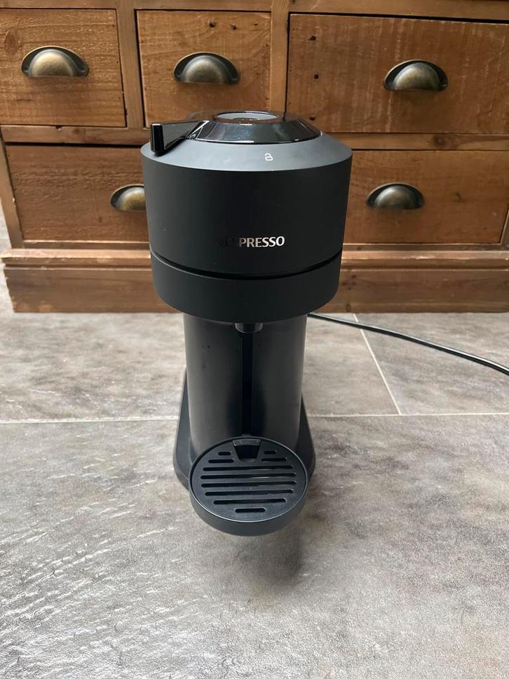 Nespresso Vertuo Next, Witgoed en Apparatuur, Koffiezetapparaten, Gebruikt, Koffiepads en cups, Koffiemachine, 1 kopje, Afneembaar waterreservoir