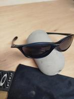 Oakley kinder zonnebril met orgineel nekkoort, petrol blauw., Ophalen of Verzenden, Zo goed als nieuw