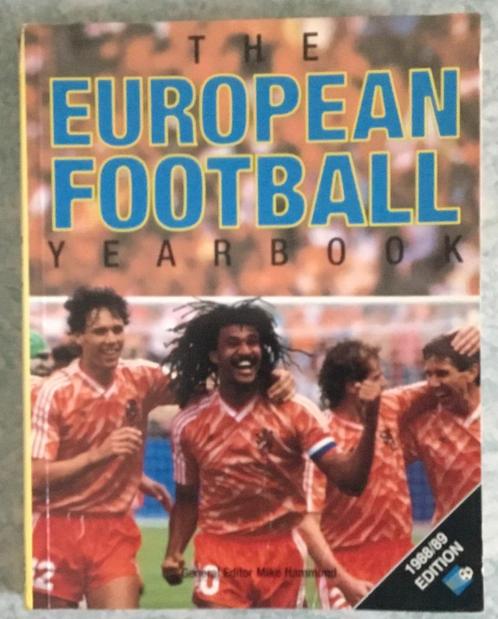 8 voetbaljaarboeken European Football Yearbook, Boeken, Sportboeken, Zo goed als nieuw, Balsport, Ophalen of Verzenden