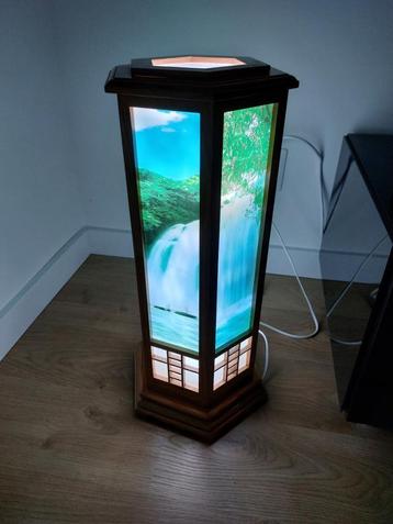 Houten lamp met golvend water beschikbaar voor biedingen