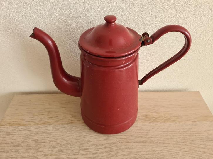 Oude metalen koffiepot met vaste deksel (bordeaux rood), Huis en Inrichting, Keuken | Servies, Gebruikt, Overige typen, Overige stijlen