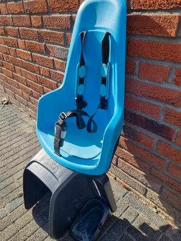 Lichtblauw bobike achterstoeltje inclusief adapter beschikbaar voor biedingen