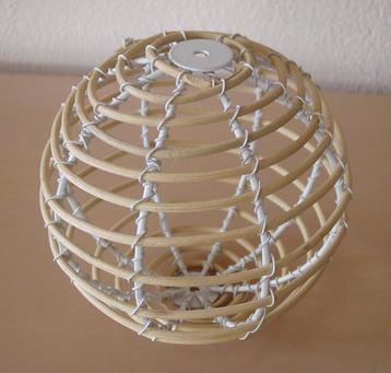 decoratieve globe, metaal, rotan, wit beschikbaar voor biedingen
