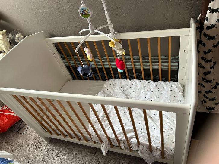 Ledikant compleet met beddengoed en matrasje, Kinderen en Baby's, Kinderkamer | Bedden, Gebruikt, Minder dan 140 cm, Minder dan 70 cm