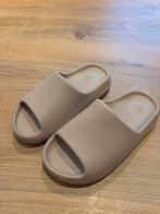 Yeezy Slippers Maat 38 - Goede Staat!, Kleding | Dames, Schoenen, Slippers, Beige, Yeez, Ophalen of Verzenden