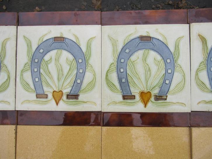 12 art nouveau wandtegels met hoefijzer in relief 180cm, Antiek en Kunst, Antiek | Wandborden en Tegels, Ophalen
