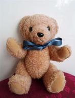 Beer met blauwe strik. Zachte vulling. Beer kan zitten, Ophalen of Verzenden, Zo goed als nieuw, Stoffen beer, Overige merken