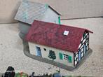 Modeltrein Ho vakwerkhuis met schuur, Hobby en Vrije tijd, Modeltreinen | H0, Gelijkstroom, Wagon, Ophalen of Verzenden, Zo goed als nieuw
