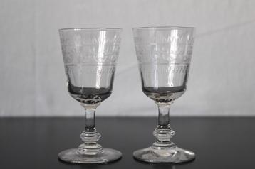 2 Art Nouveau glazen met verfijnde gravering beschikbaar voor biedingen