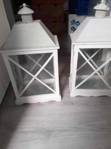 Set van 2 witte lantaarns beschikbaar voor biedingen
