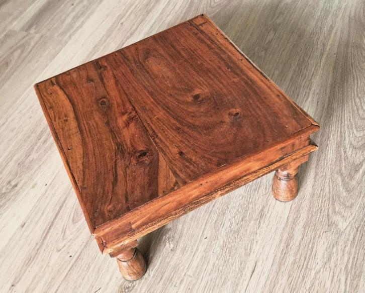 Superschattig koloniaal minitafeltje/krukje, Huis en Inrichting, Krukjes, Zo goed als nieuw, Hout, Ophalen of Verzenden