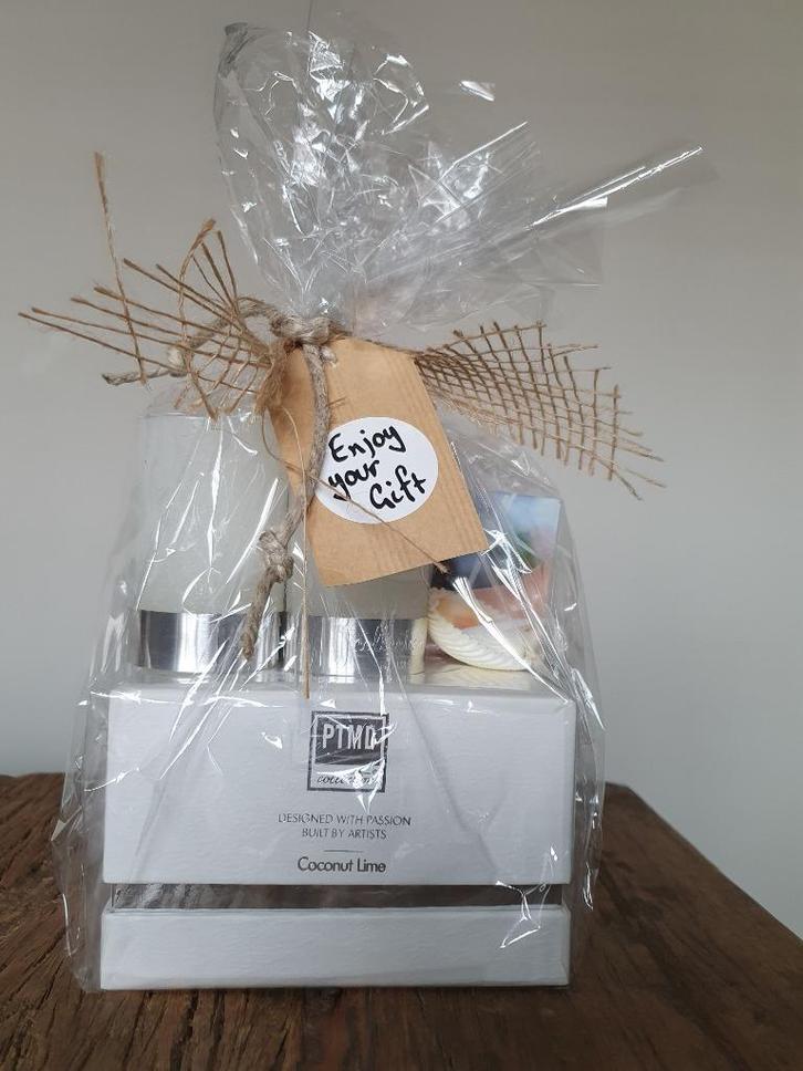 PTMD 2 geurkaarsen in kadoverpakking + 2 PTMD kaarsen, Huis en Inrichting, Woonaccessoires | Kandelaars en Kaarsen, Nieuw, Kaars