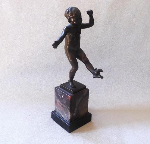Brons sculptuur van jongetje met kikvors, Antiek en Kunst, Kunst | Beelden en Houtsnijwerken, Ophalen of Verzenden