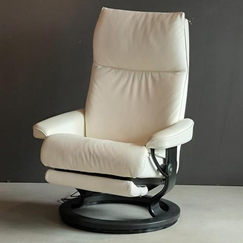 NIEUW: Stressless Relaxfauteuil Aura M Leer, Huis en Inrichting, Fauteuils, Nieuw, Leer, 50 tot 75 cm, 75 tot 100 cm, Ophalen