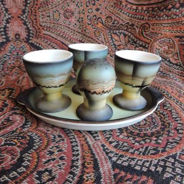 Leuk setje met 3 eierdopjes zoutvaatje en schoteltje beschikbaar voor biedingen