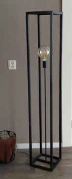 Vloerlamp zwart metaal led, Huis en Inrichting, Lampen | Vloerlampen, Ophalen of Verzenden, Zo goed als nieuw, Metaal, 150 tot 200 cm