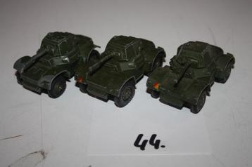 44.  drie Dinky Toys armoured cars, nr. 670 beschikbaar voor biedingen