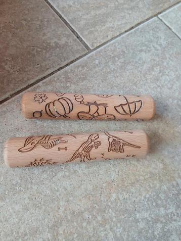 Houten Deegrollers met Herfst en Dinosaurus Motieven beschikbaar voor biedingen