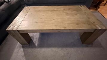 Stevige houten salontafel – massieve uitstraling beschikbaar voor biedingen