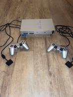 PlayStation 2 Zilver + 2 Controllers, Spelcomputers en Games, Spelcomputers | Sony PlayStation 2, Gebruikt, Phat, Met 2 controllers