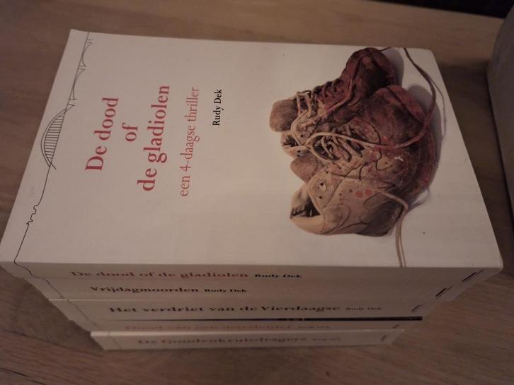 Rudy Dek - Vierdaagse Boeken, Deel 1 t/m 5!, Boeken, Thrillers, Zo goed als nieuw, Nederland, Ophalen of Verzenden