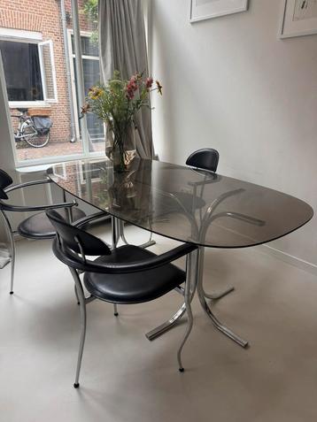 Design eettafel met rookglas blad en chroom onderstel beschikbaar voor biedingen
