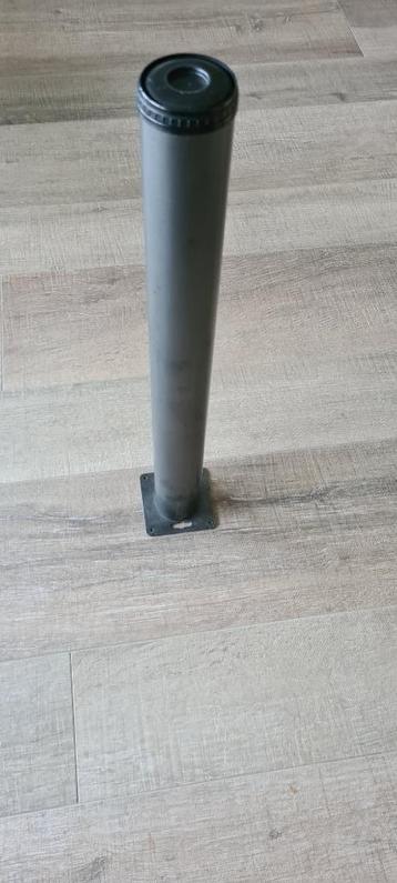 Vier verstelbare metalen tafelpoten beschikbaar voor biedingen
